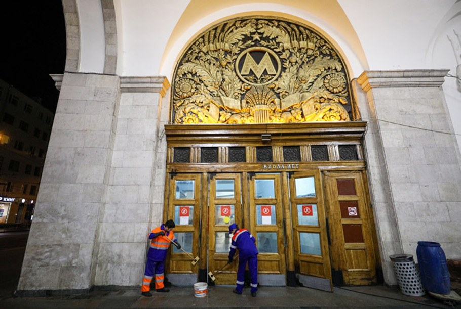 Двери в метро. Двери Московского метро. Метро дверь Москва. Деревянные двери метро. Дверь в метро Смоленская.