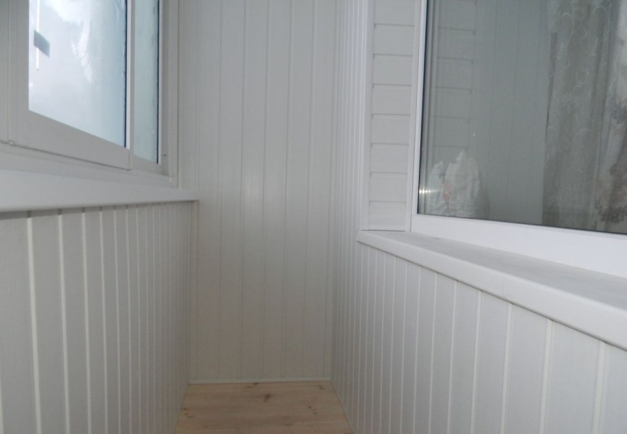 Обшивка балкона пластиковыми панелями