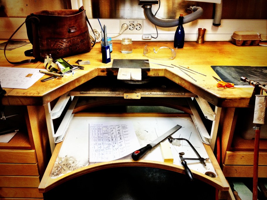 Стол часовщика