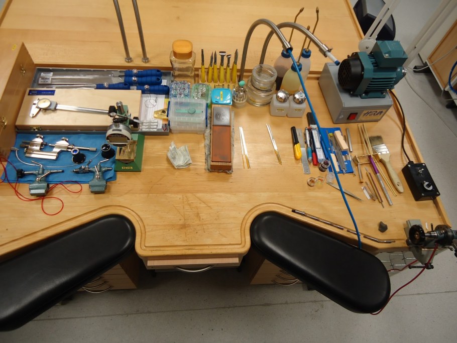 Стол часового мастера