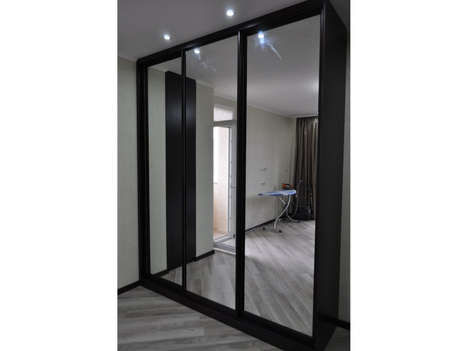 Шкаф купе черный с зеркалом