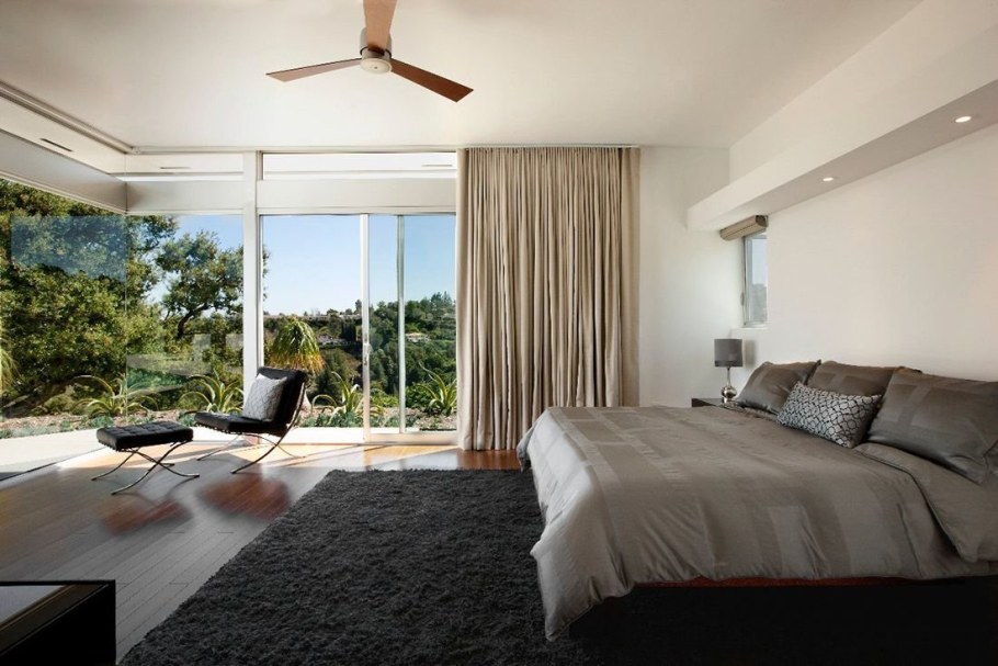 Спальня с большими окнами