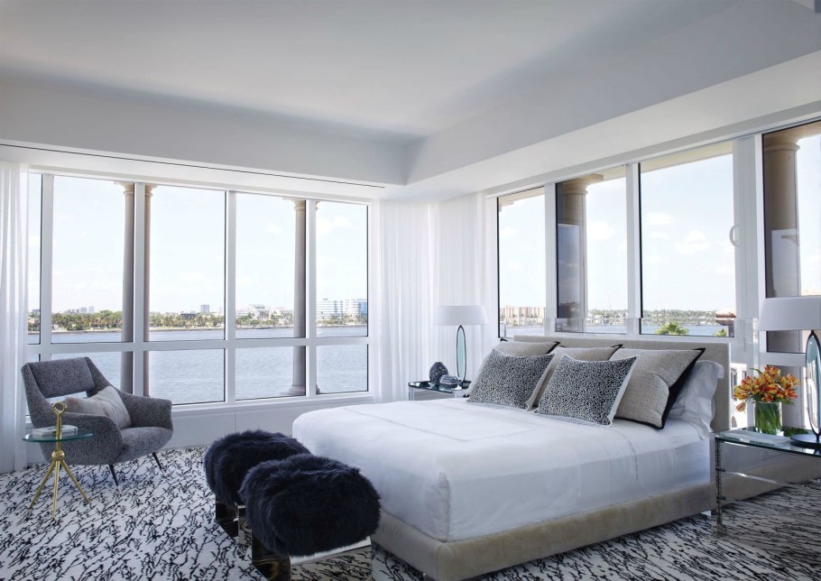 Светлая спальня с панорамными окнами