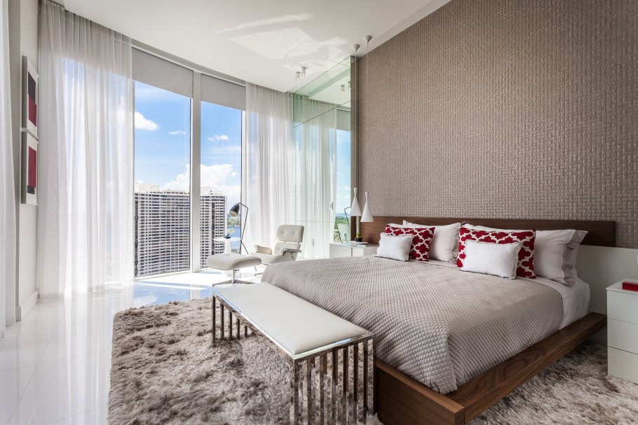 Спальня спанарамным окном