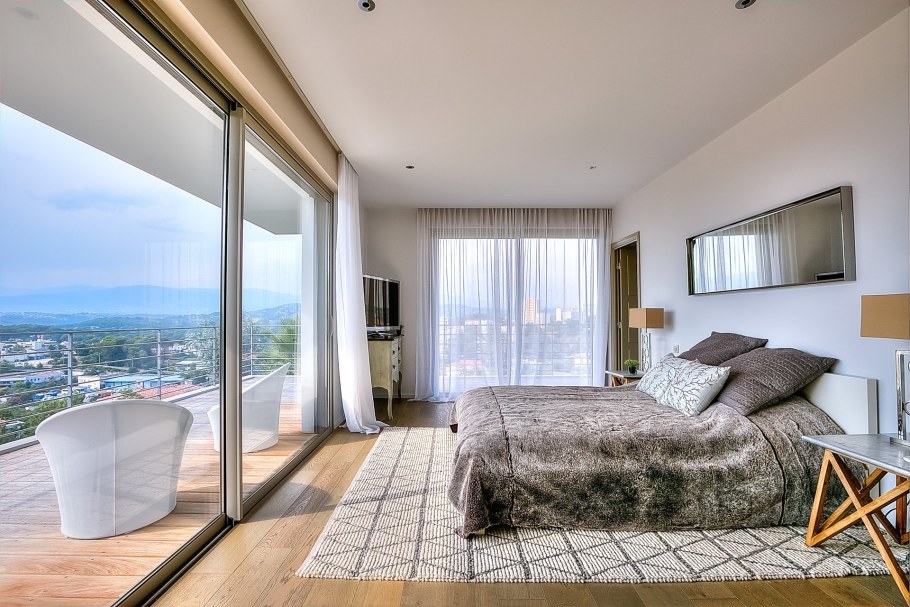Интерьер спальни с панорамными окнами