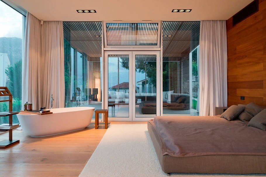 Спальня с большими окнами