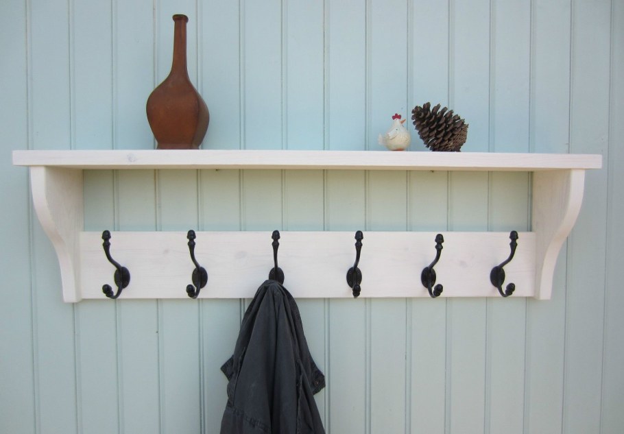 Полка с крючками деревянная