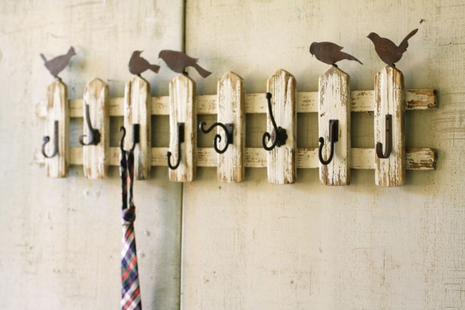 Оригинальная вешалка из дерева