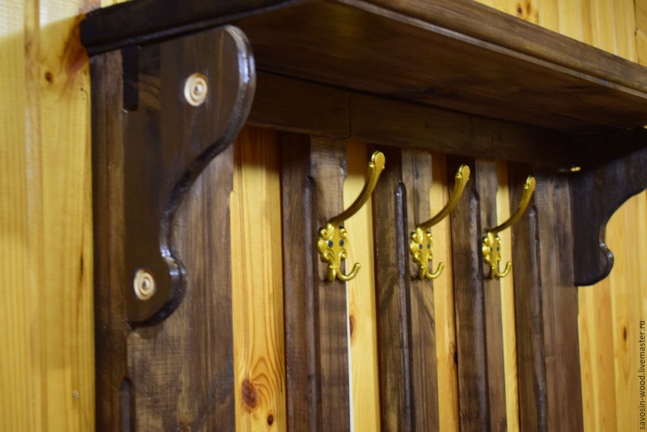 Старинные деревянные вешалки в прихожую