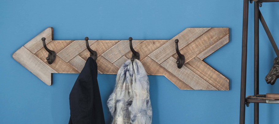 Самодельная вешалка для полотенец из дерева