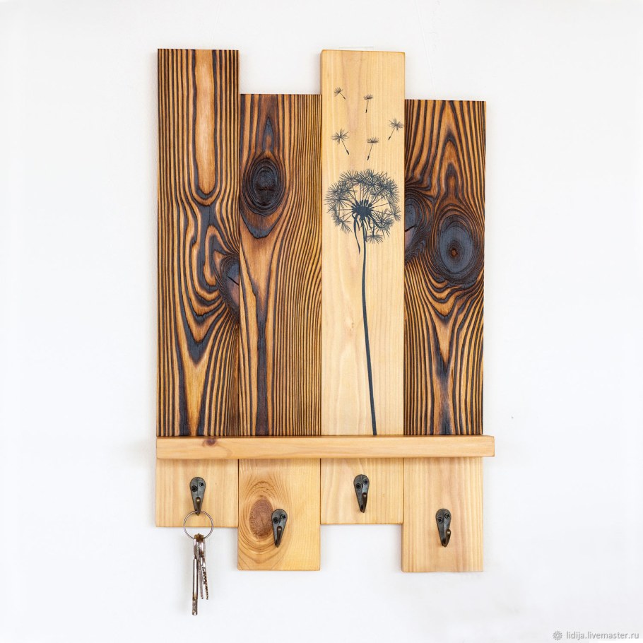 Деревянная ключница настенная