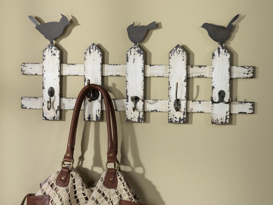 Необычная деревянная вешалка