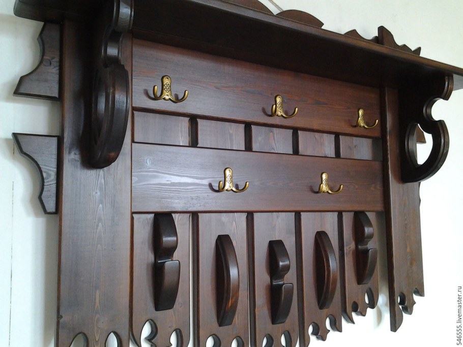 Вешалка из дерева