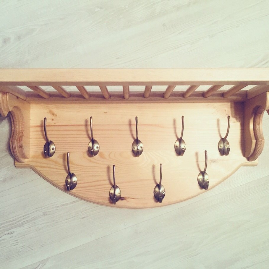 Вешалка из дерева