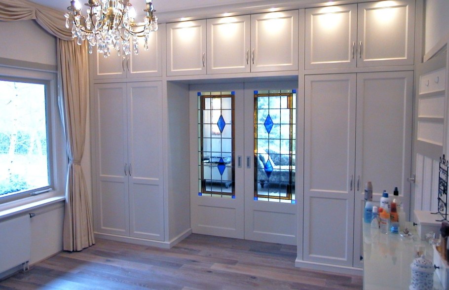 Шкаф вокруг двери