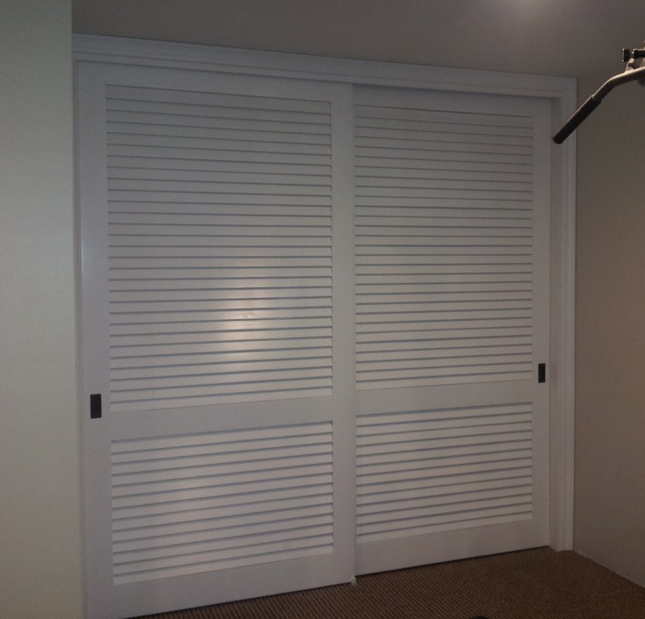 Двери в гардероб жалюзи