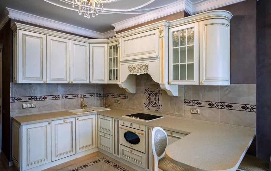 Кухня классика светлая с золотой патиной