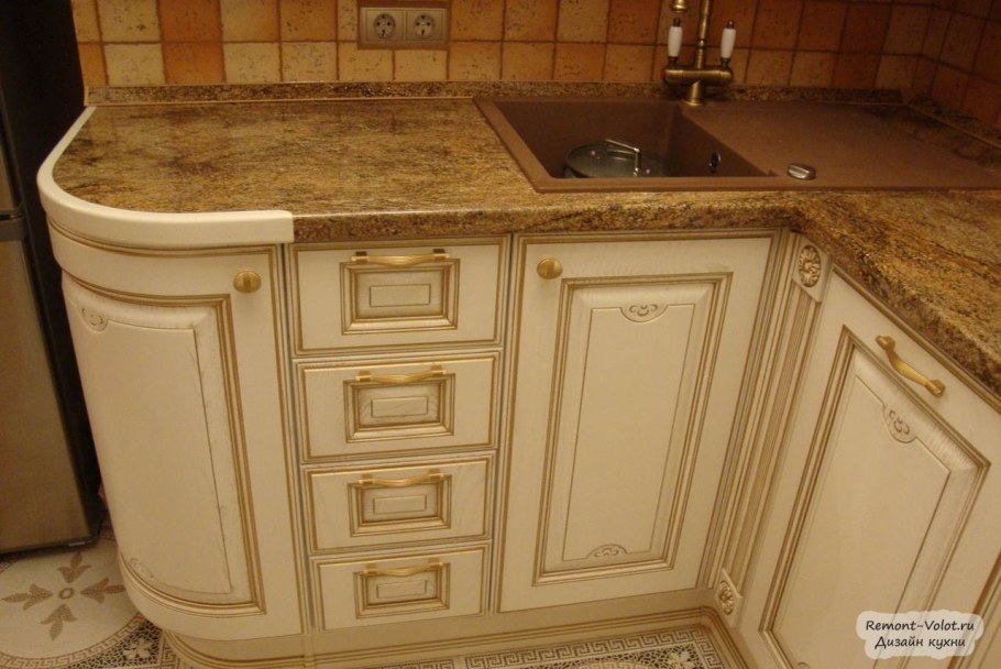 Кухня с позолотой под старину