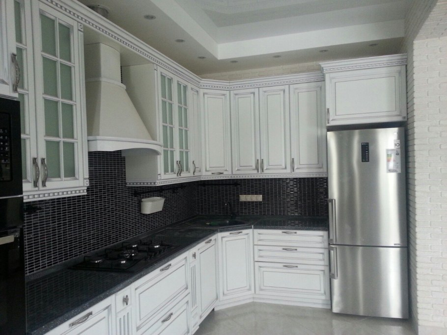 Кухня белая с патиной серебро