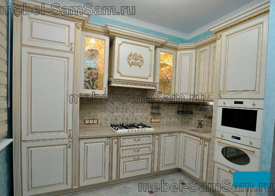 Кухня классика светлая с золотой патиной