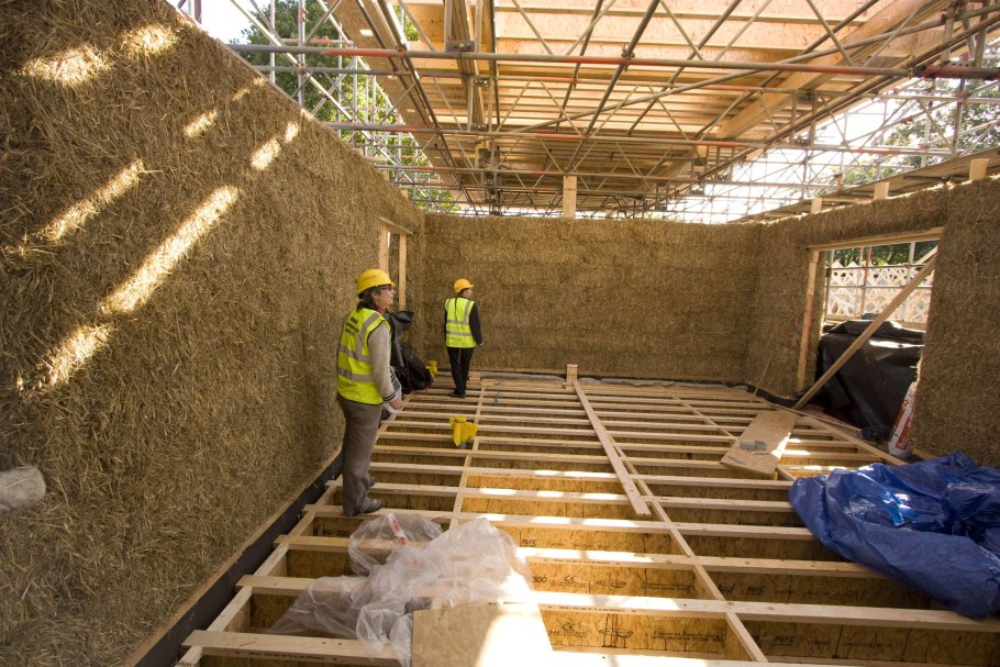 Бескаркасный соломенный дом