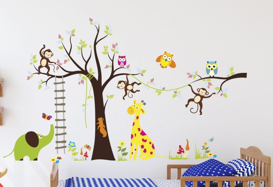 Фотообои в детскую комнату дерево