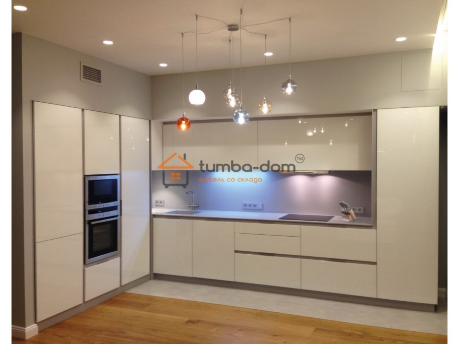 Кухня со шкафами до потолка