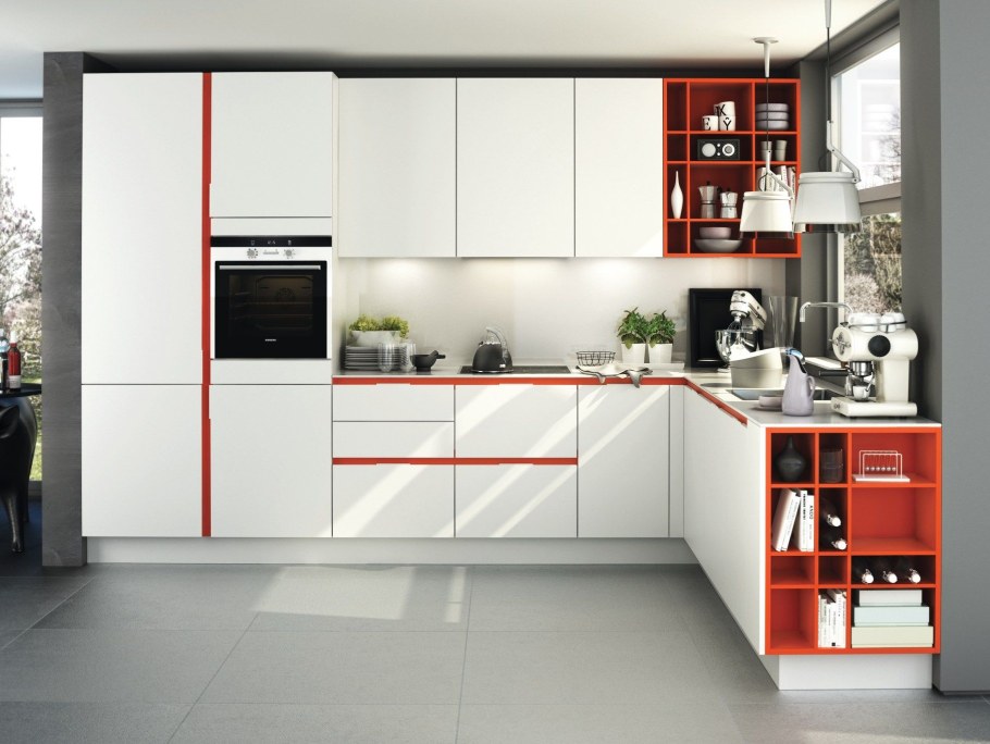 Белая кухня с цветными полками