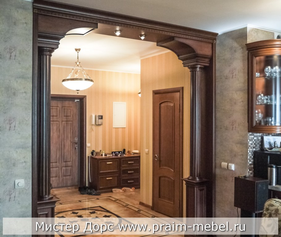 Проем с колоннами в гостиную