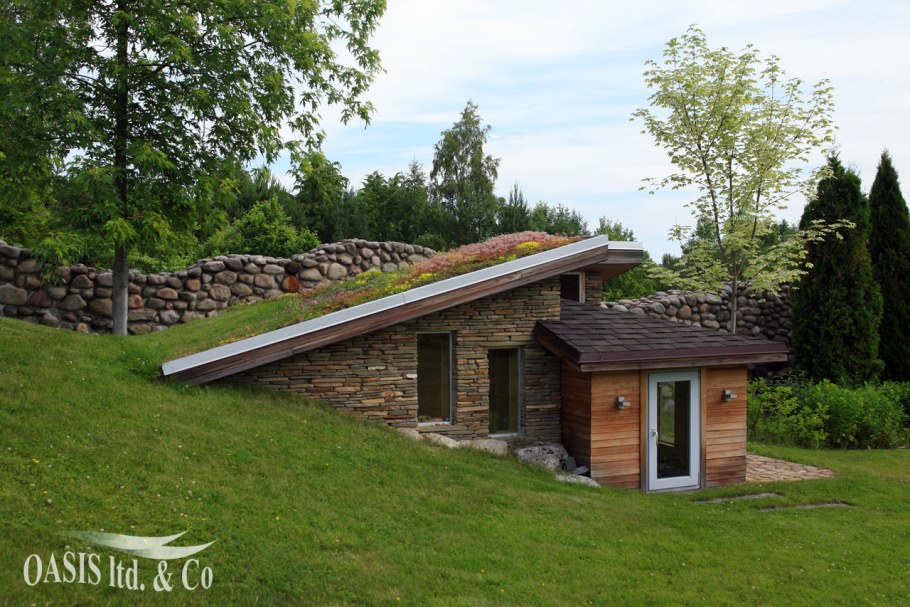 Баня с травяной крышей