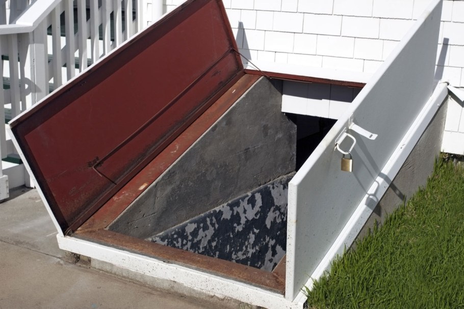 Люк в подвал снаружи