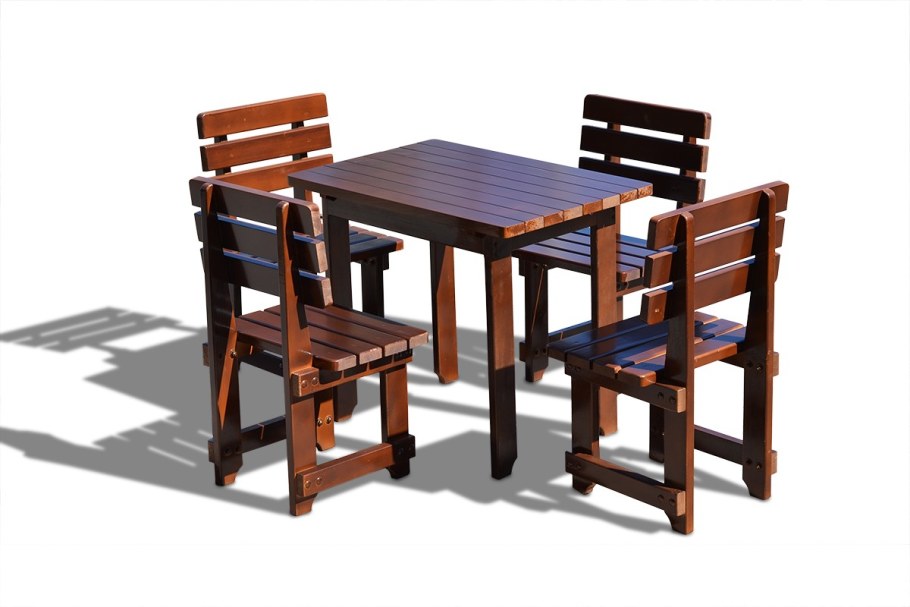 Деревянные столы и стулья