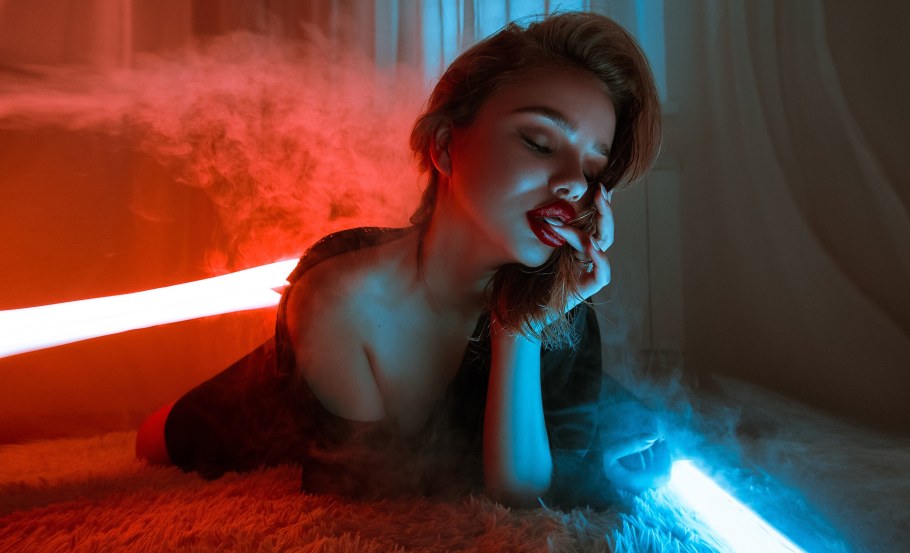 Девушка неон дым