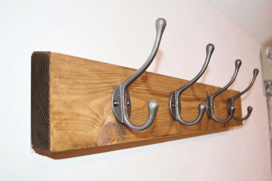 Старинная вешалка для одежды настенная