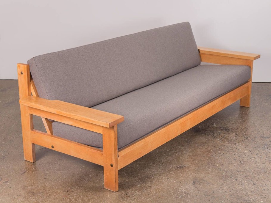 Деревянная софа с подушками