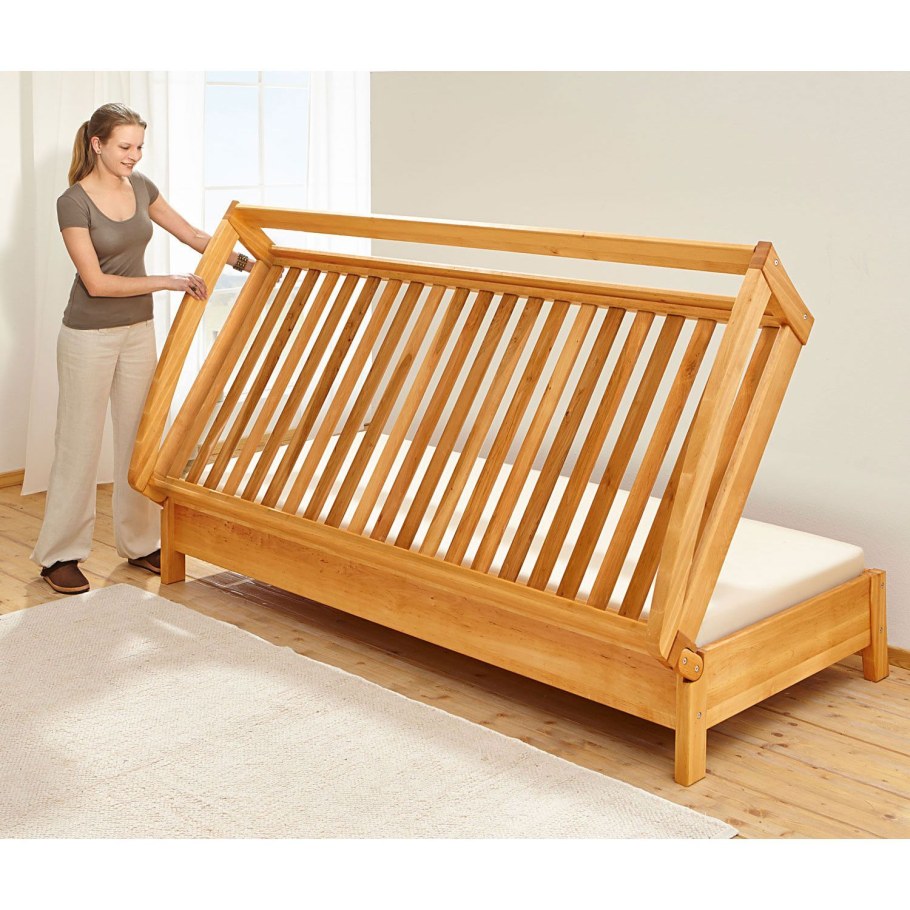 Раскладная деревянная кровать