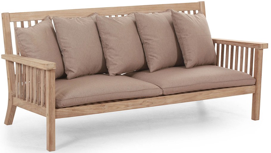 Деревянный диван с подушками