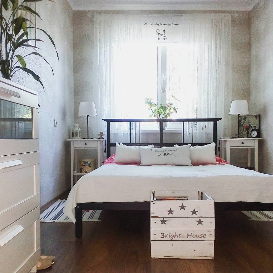 Кровать РИКЕНЕ икеа в интерьере