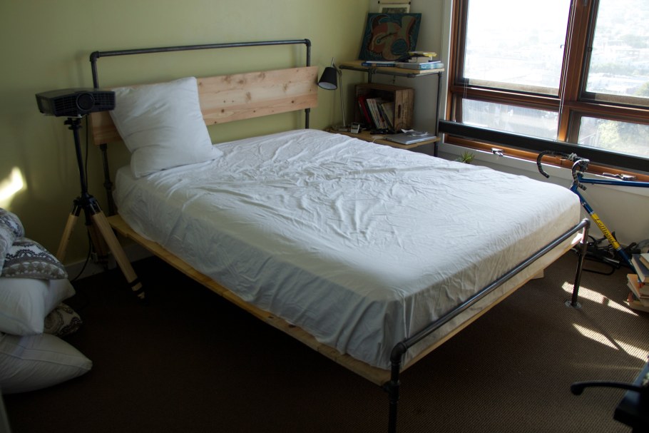 Кровать из труб металлических