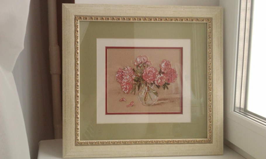 Вышивка в рамке с паспарту