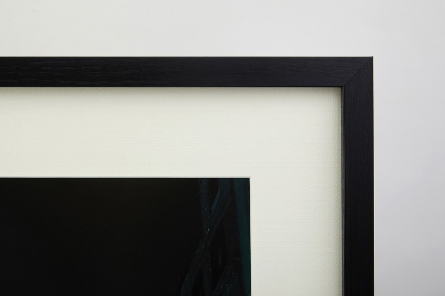 Картина в черной раме черным
