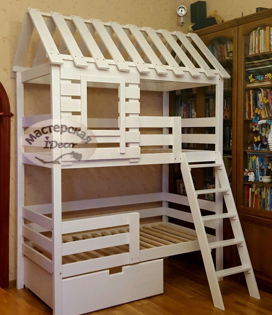 Двухъярусная кровать для детей домик из дерева