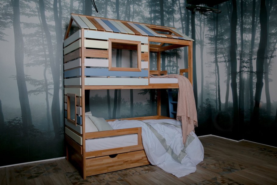 Детская кровать с домиком наверху