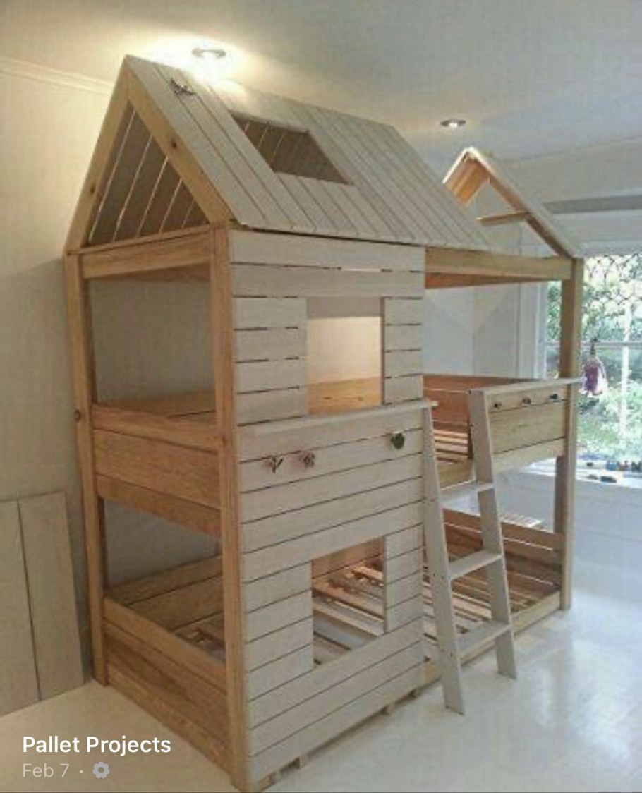 Двухъярусная кровать для детей домик из дерева