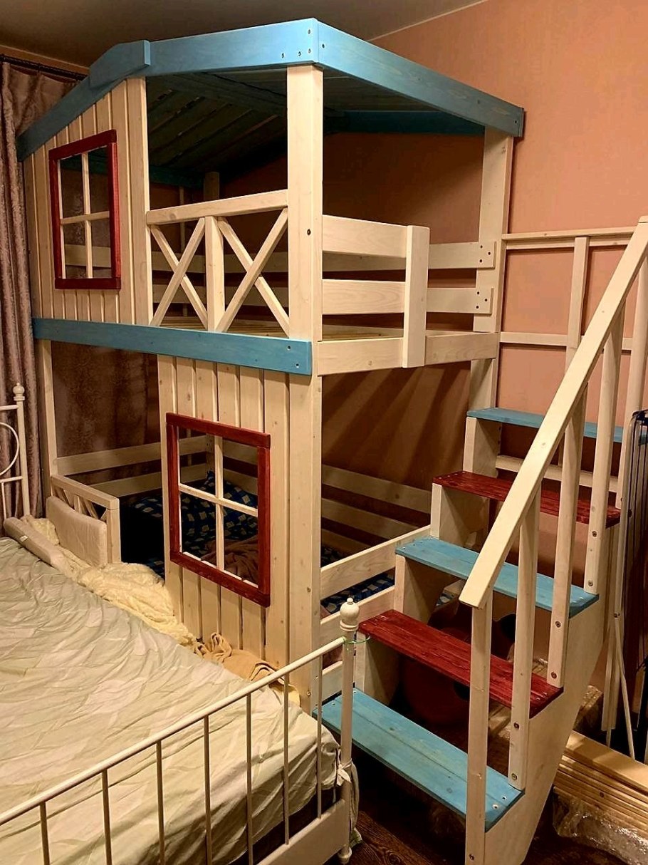 Двухэтажная кровать домик