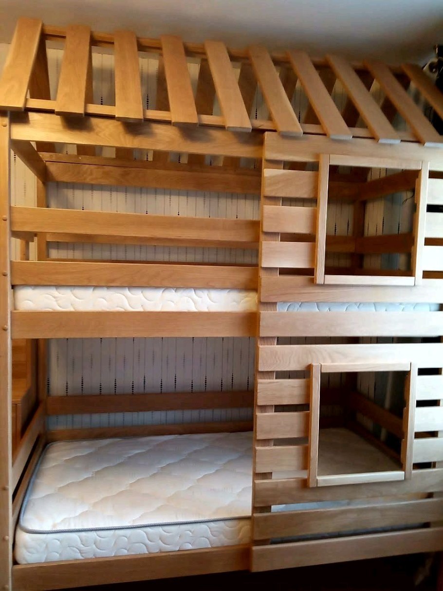 Двухъярусная кровать домик