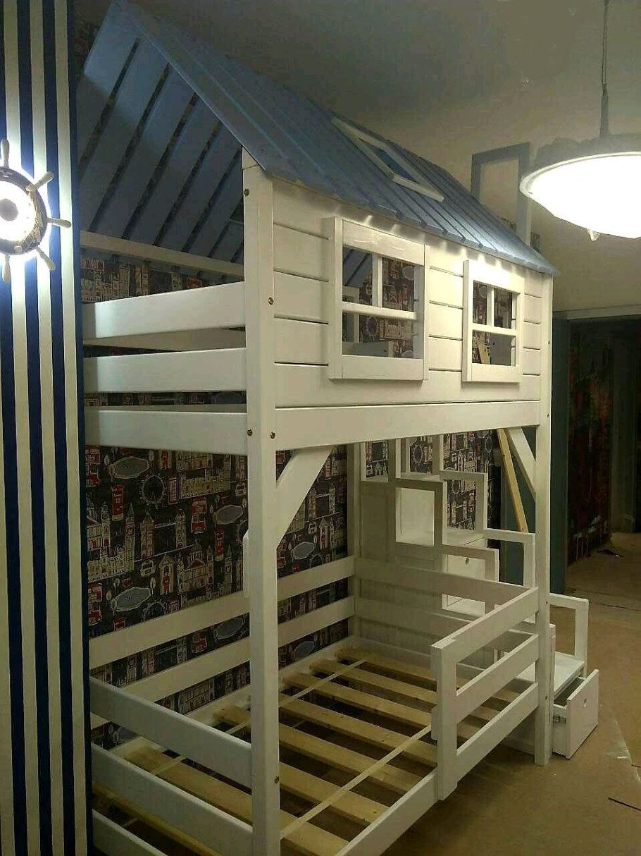 Двухъярусная кровать домик из дерева