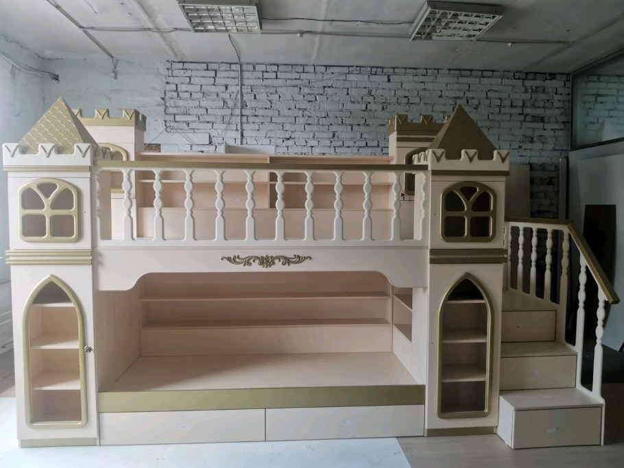 Двухэтажная кровать замок