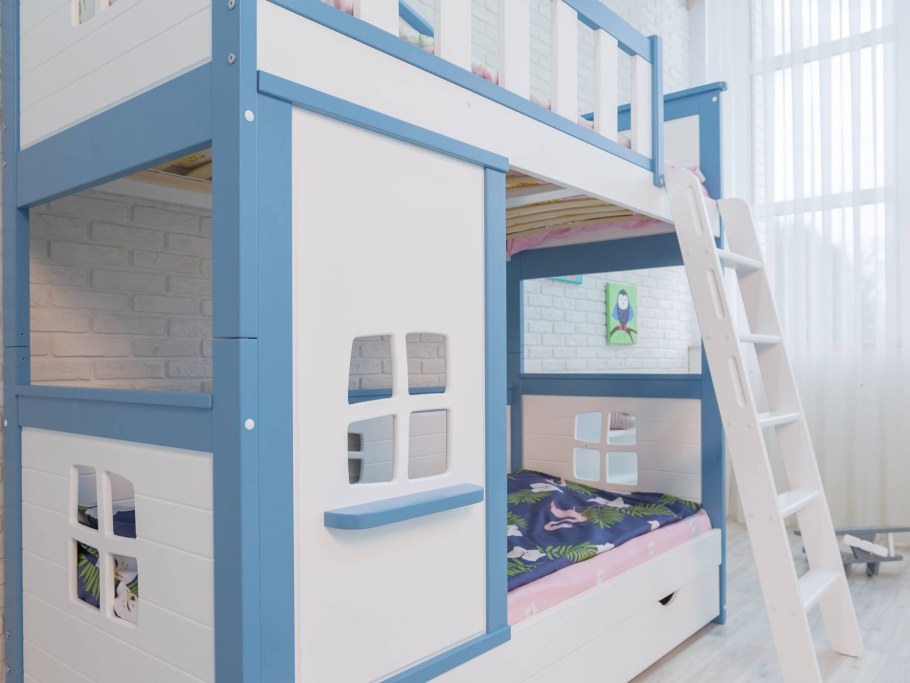 Двухъярусная кровать домик