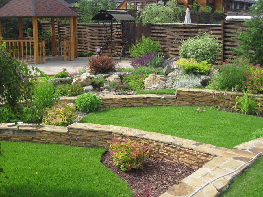 Планировка участка с подпорными стенками